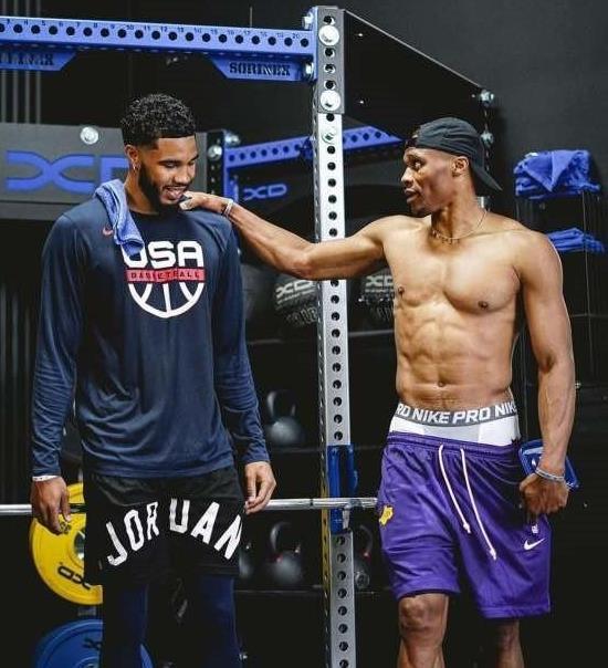 17岁天才卡尔展现极强潜力，德甲首秀表现亮眼，凭借出色技术和风格成为焦点。